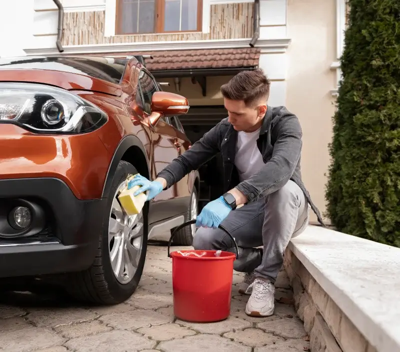 Lavage auto à domicile La Chaux-du-Dombief : professionnel intervenant sur un véhicule